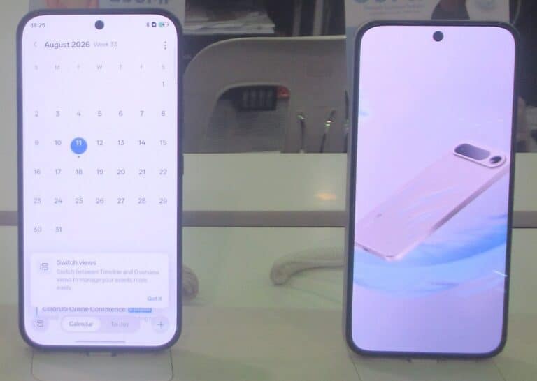Dos teléfonos inteligentes en exhibición, uno con calendario y otro con cámara trasera.